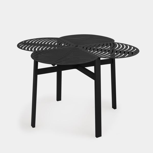 Ambiente 4 com Mesa Trevo Alumínio Cor Rubi 122x122cm