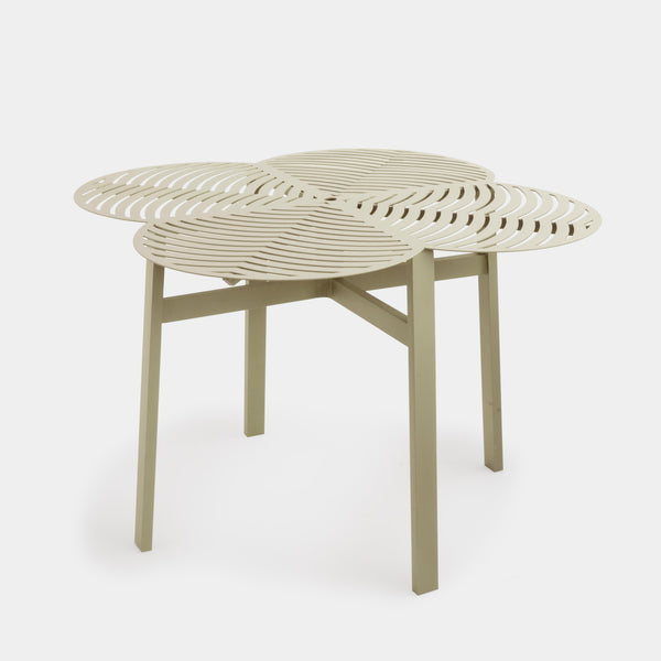 Ambiente 1 com Mesa Trevo Alumínio Cor Azul Névoa 122x122cm