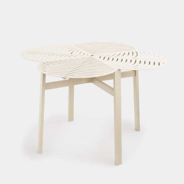 Ambiente 3 com Mesa Trevo Alumínio Cor Rubi 122x122cm