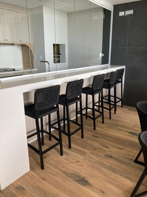 Ambiente 1 com Banqueta Ametista Alumínio Cor Preto e Corda Náutica Cor Areia