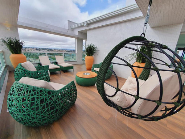 Ambiente 2 com Banco Balanço Atacama Alumínio Cor Preto Corda Náutica Cor Areia com Suporte