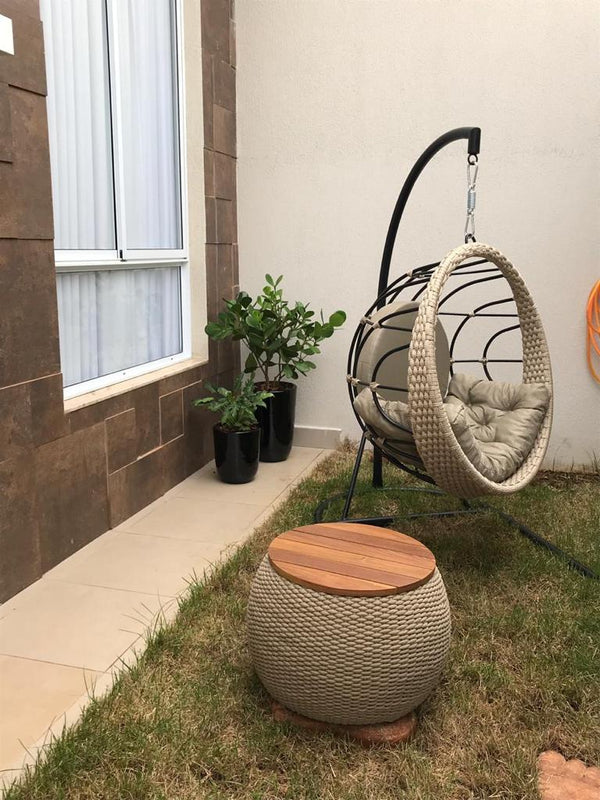 Ambiente 1 com Banco Balanço Atacama Alumínio Cor Preto Corda Náutica Cor Areia com Suporte