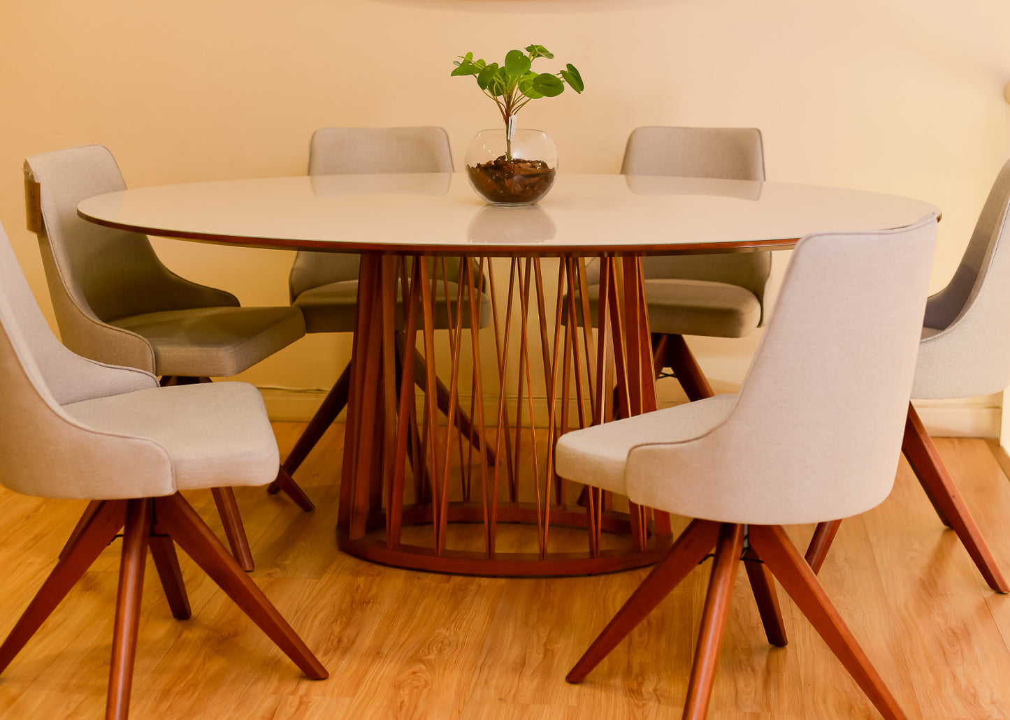 Mesa de Jantar Aero Oval Madeira Cor Cinamomo 58 180x110cm