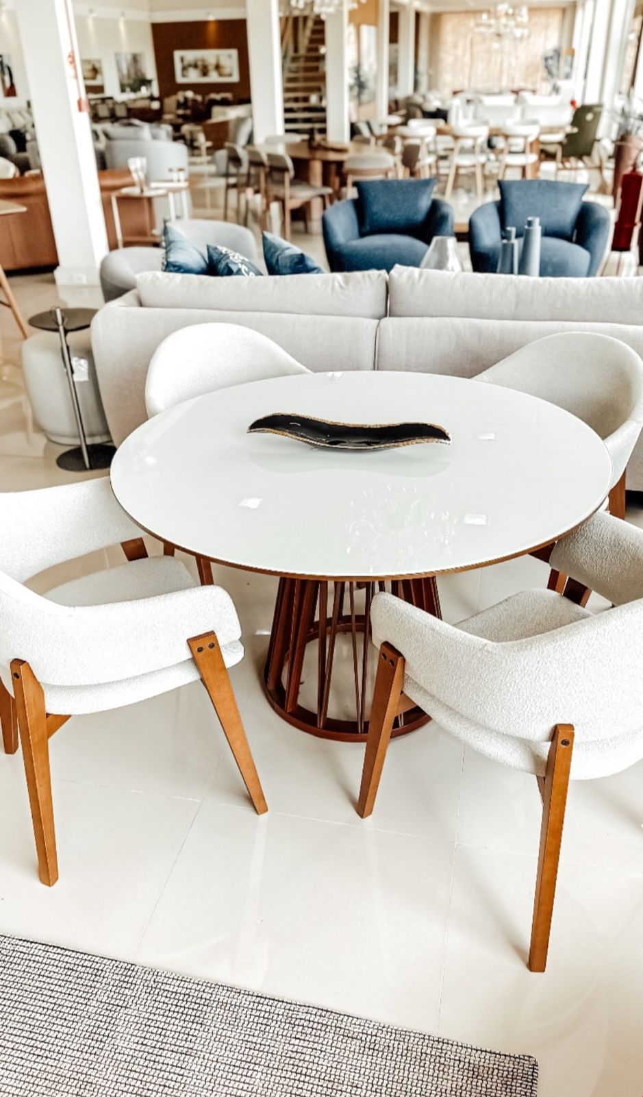 Mesa de Jantar Aero Redonda Madeira Cor Jequitibá 58 Tampo Vidro Branco 140cm