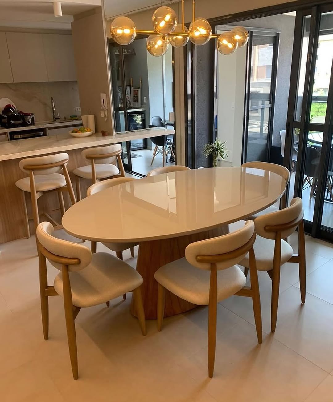 Silla Ana Wood 60 Asiento tapizado en tela BR6001 em ambiente · Sala de Jantar