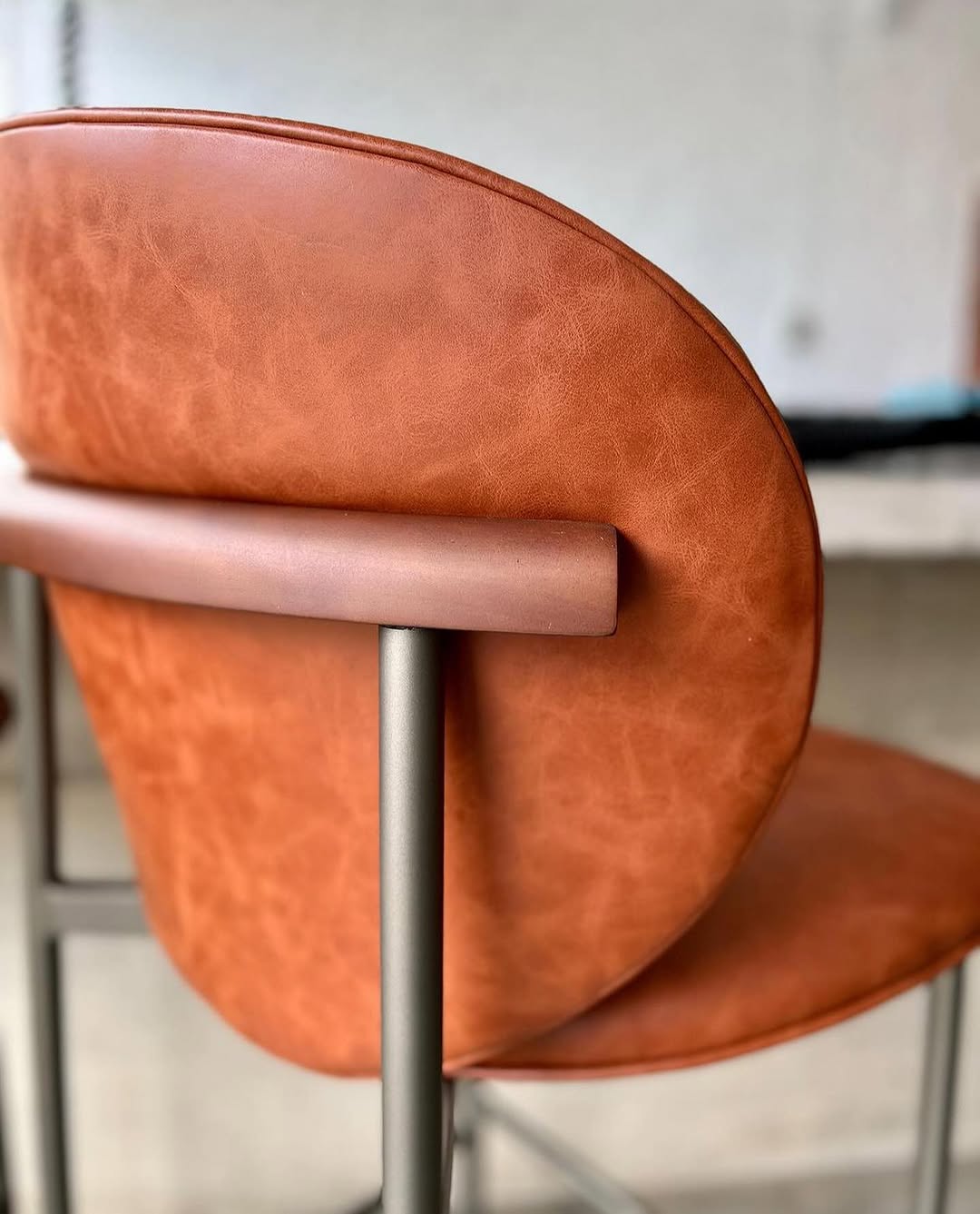 Silla Ginga con Brazo Respaldo de Madera Natural Canela y Asiento Tapizado en Tela G.2-348