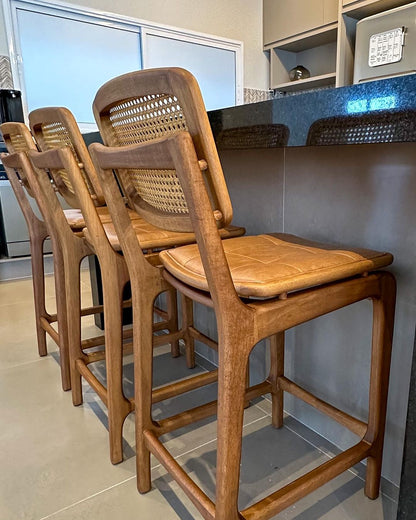 Taburete Iasmin de madera canela con respaldo hexagonal de paja y asiento tapizado en tela 126