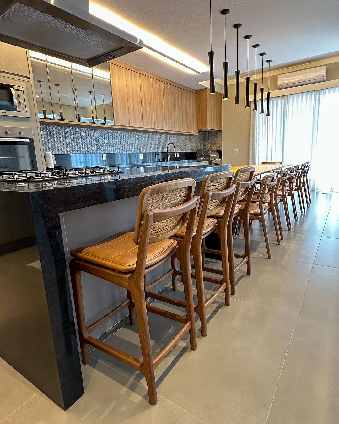 Taburete Iasmin de madera canela con respaldo hexagonal de paja y asiento tapizado en tela 126