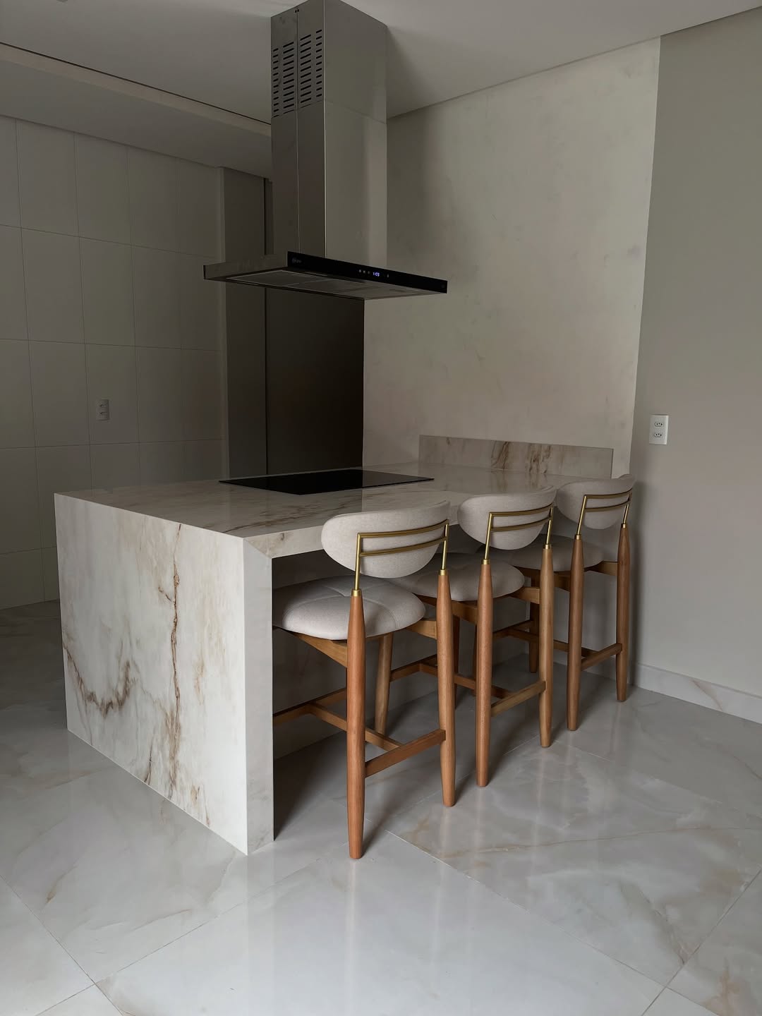 Banqueta Adara Madeira Ebano Metal Preto Assento Courino AA9011 em ambiente · Cozinha