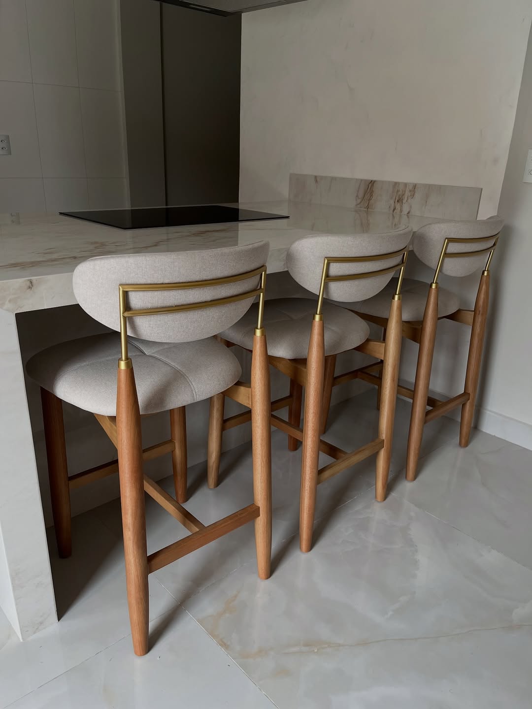 Banqueta Adara Madeira Ebano Metal Preto Assento Courino AA9011 em ambiente · Cozinha