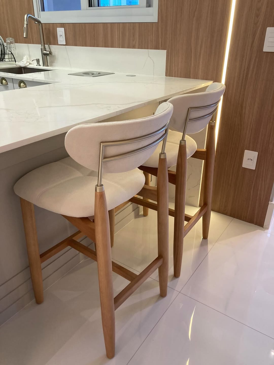 Banqueta Adara Madeira Ebano Metal Preto Assento Courino AA9011 em ambiente · Cozinha