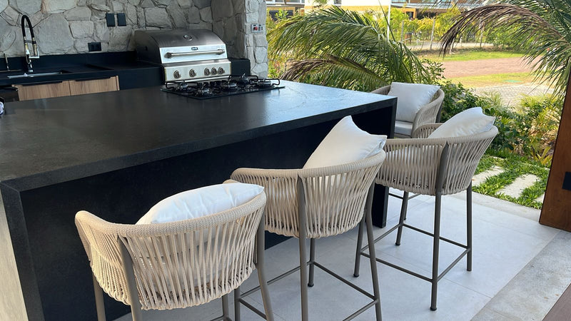 Banqueta Hera Estofada Alumínio Cor Fendi Corda Náutica Cor Areia