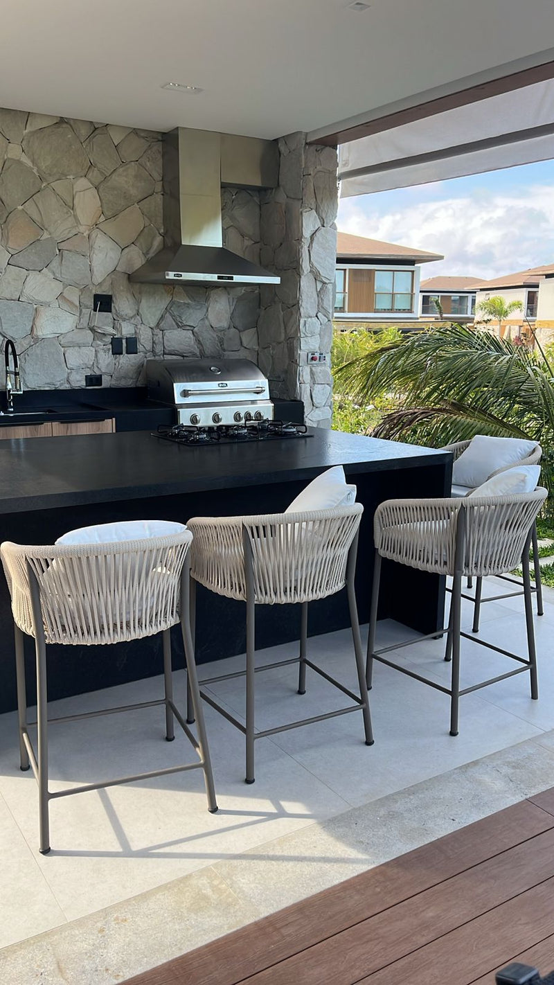 Banqueta Hera Estofada Alumínio Cor Fendi Corda Náutica Cor Areia