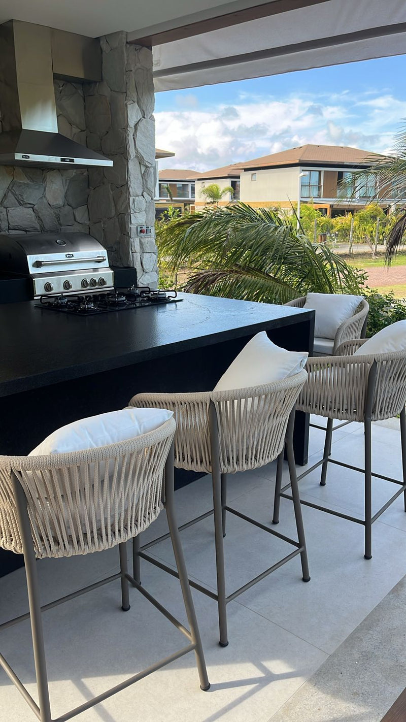 Banqueta Hera Estofada Alumínio Cor Fendi Corda Náutica Cor Areia