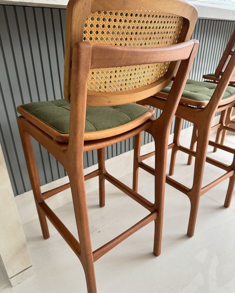 Banqueta Iasmin em Madeira Cinamomo, Palha Sextavada e Tecido Verde Musgo - Imagem 3