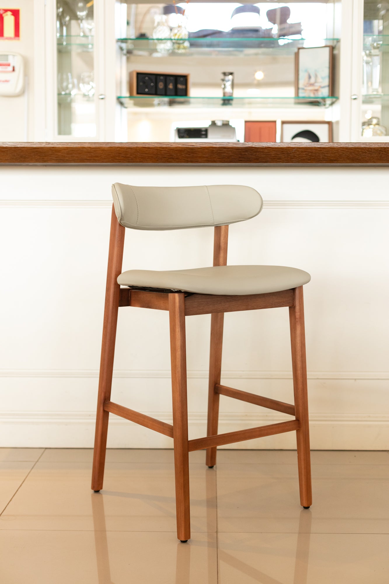 Banqueta Lua Madeira Maciça Assento e Encosto Multilaminado Estofado