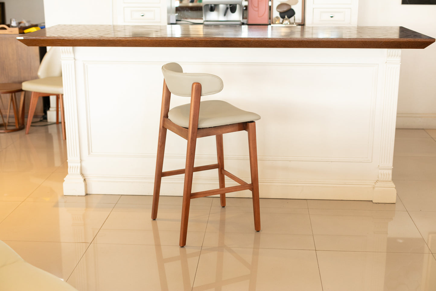 Banqueta Lua Madeira Maciça Assento e Encosto Multilaminado Estofado