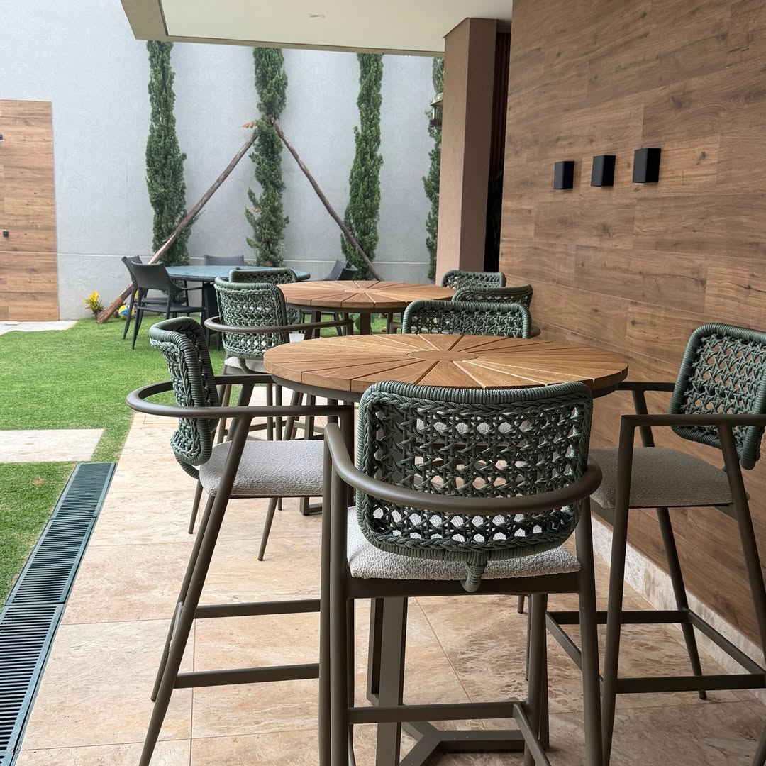 Bistrô Raiado Redondo 60cm Alumínio Cinza Micro Tampo Madeira Maciça Cumaru em ambiente · Varanda e Jardim