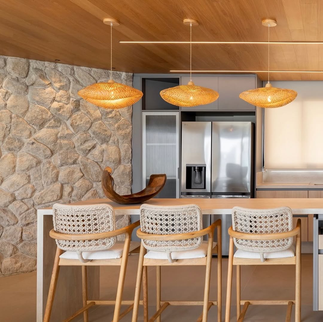 Banqueta Ravena Alumínio Preto Corda Náutica Preta Assento Tecido Quaker Preto em ambiente · Cozinha