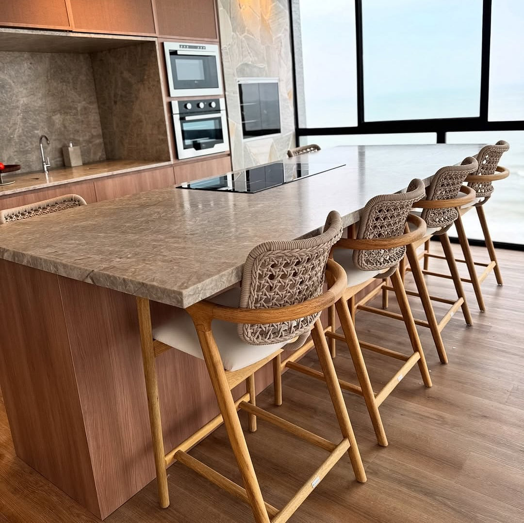 Banqueta Ravena Alumínio Preto Corda Náutica Preta Assento Tecido Quaker Preto em ambiente · Cozinha