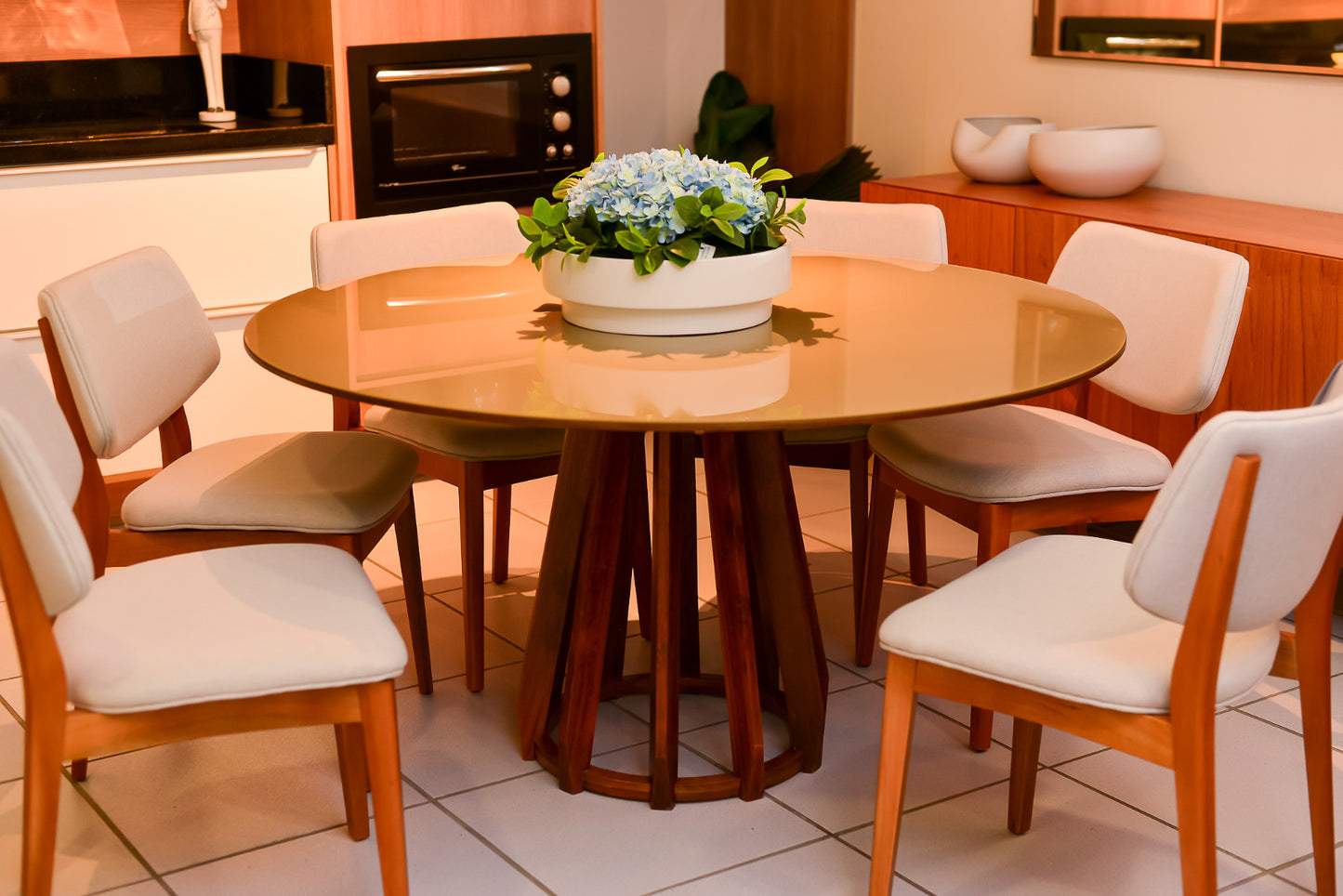 Mesa de Jantar Brise Redonda Madeira Cor Jequitibá 58 Tampo Vidro 140cm