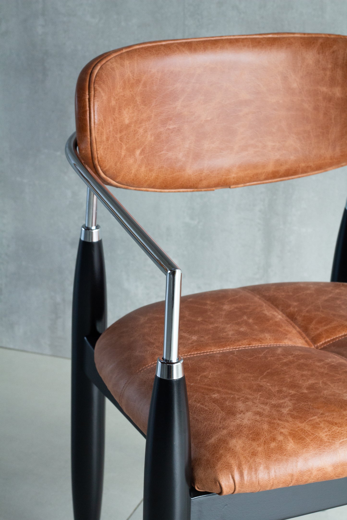 Cadeira Adara com Braço Madeira Preto Ebano Metal Prata Assento e Encosto Estofado Tecido AA9012