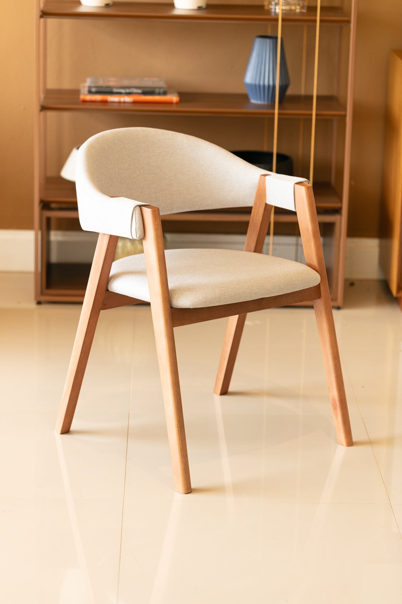 Cadeira Agatha Madeira Maciça Assento Multilaminado Estofado