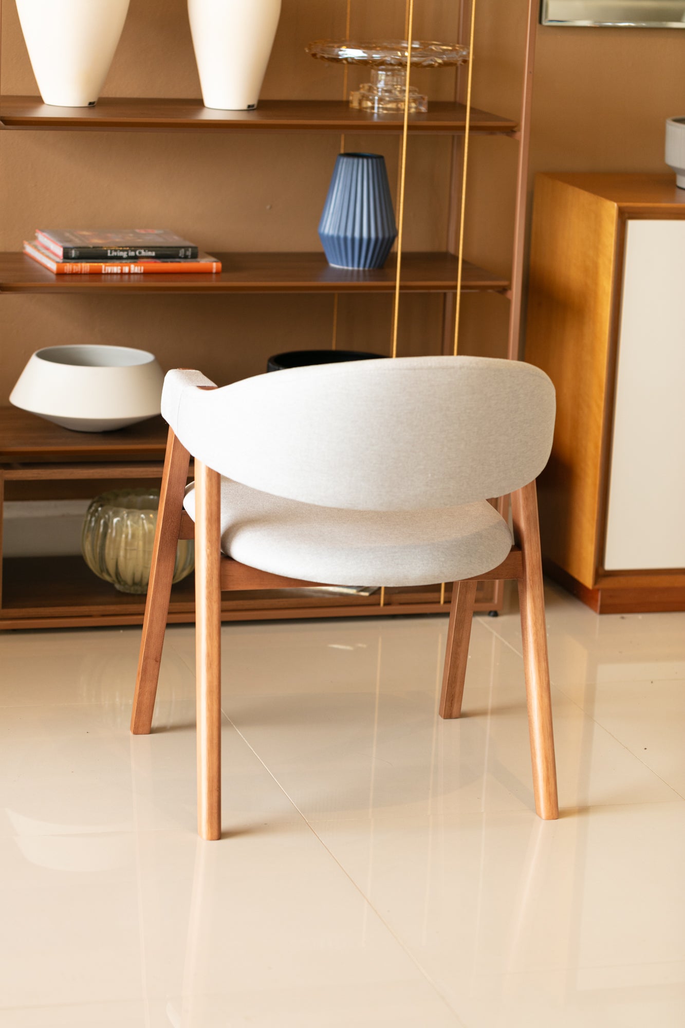 Cadeira Agatha Madeira Maciça Assento Multilaminado Estofado