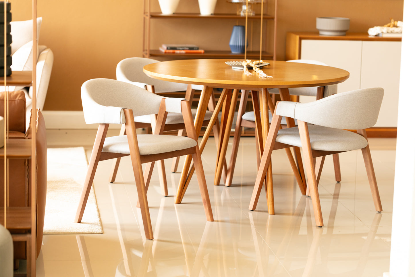 Cadeira Agatha Madeira Maciça Assento Multilaminado Estofado