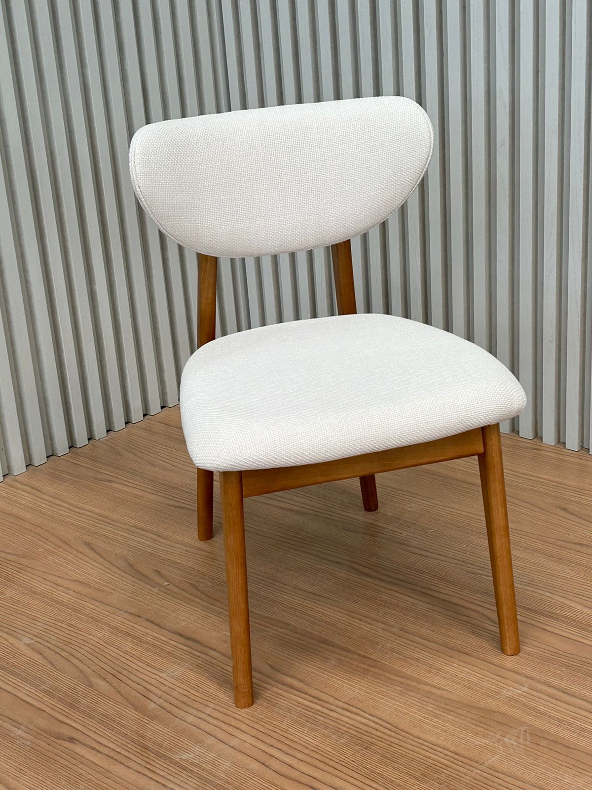 Silla Arco de Madera de Almendro con Respaldo y Asiento Tapizado en Tela Turner 550