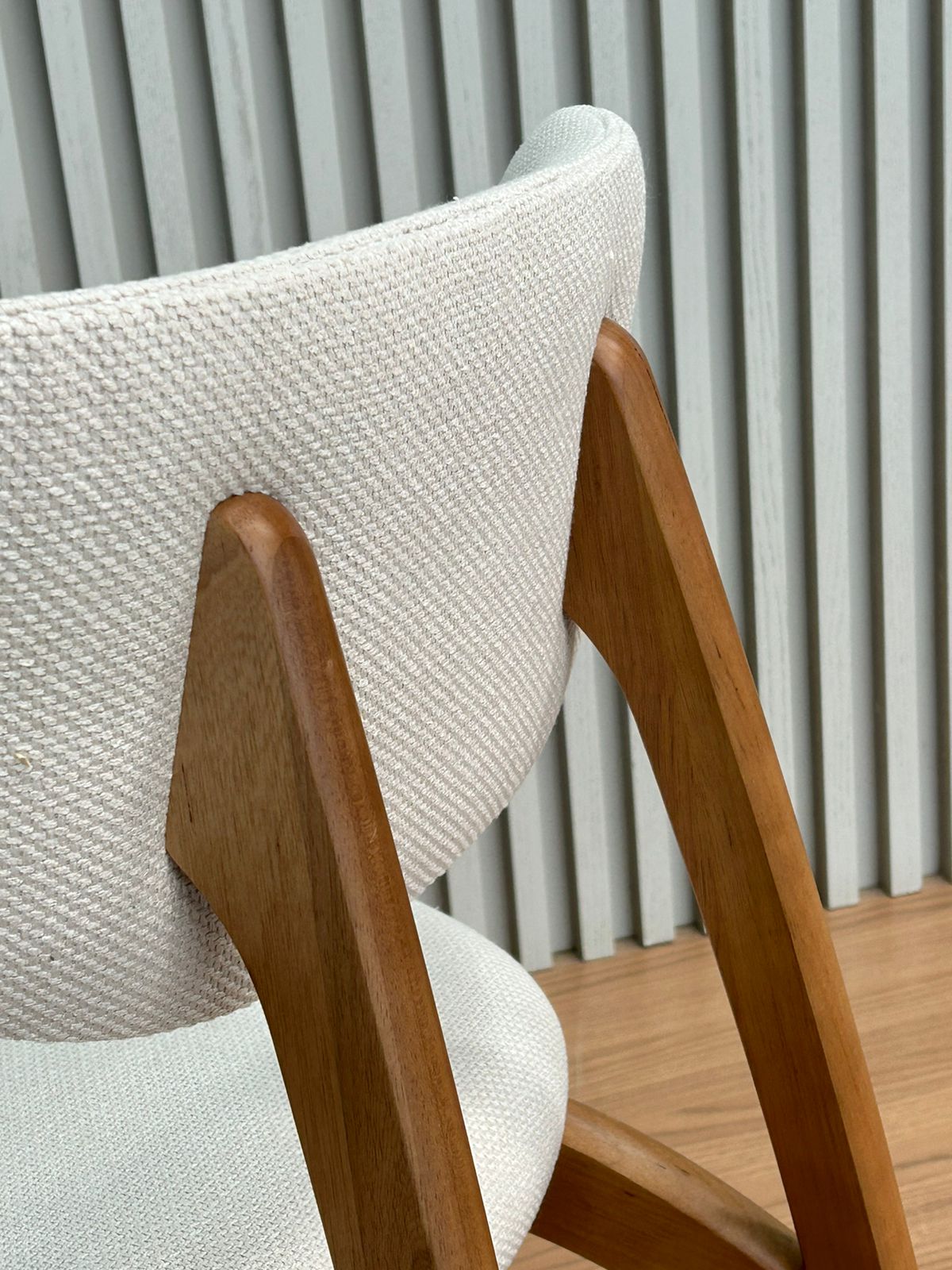 Silla Arco de Madera de Almendro con Respaldo y Asiento Tapizado en Tela Turner 550