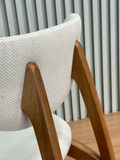 Silla Arco de Madera de Almendro con Respaldo y Asiento Tapizado en Tela Turner 550