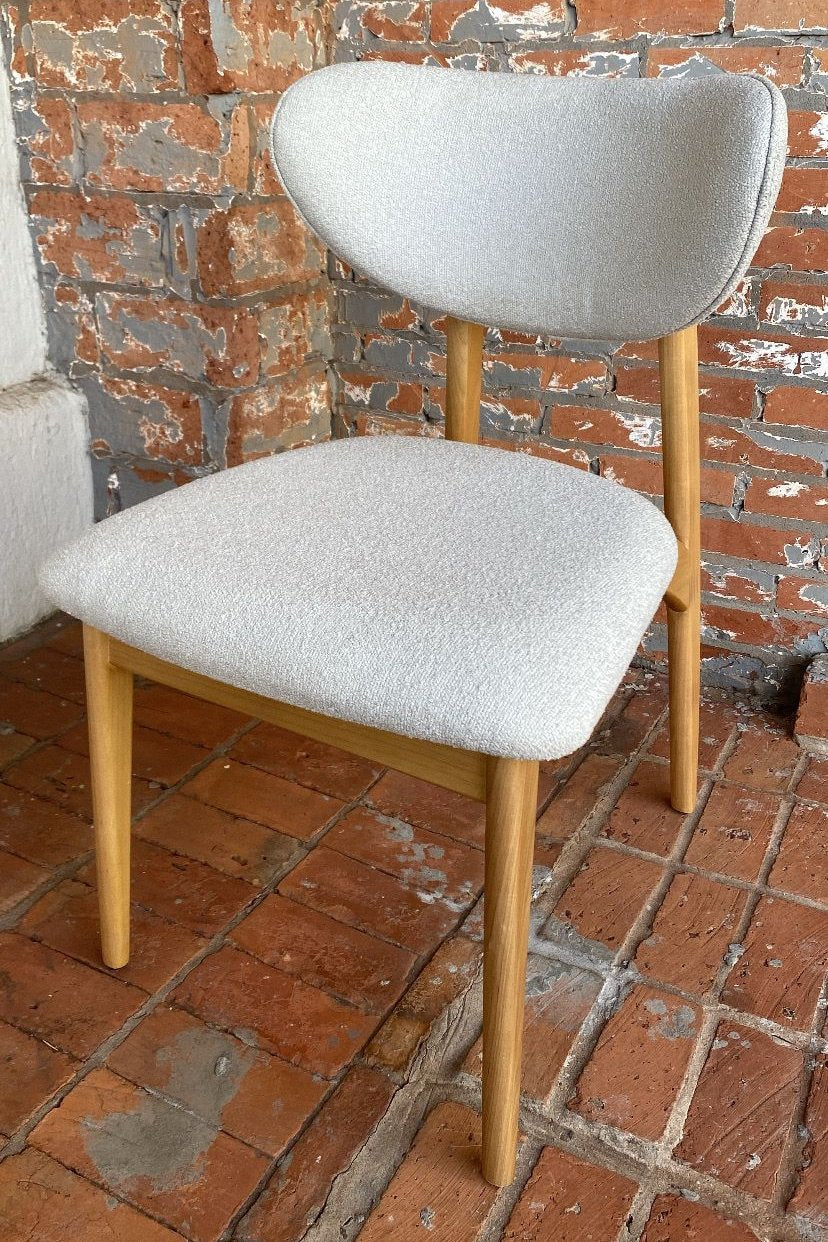 Silla Arco Respaldo y Asiento de Madera de Almendro Tapizado en Tela Bucle Beige 575