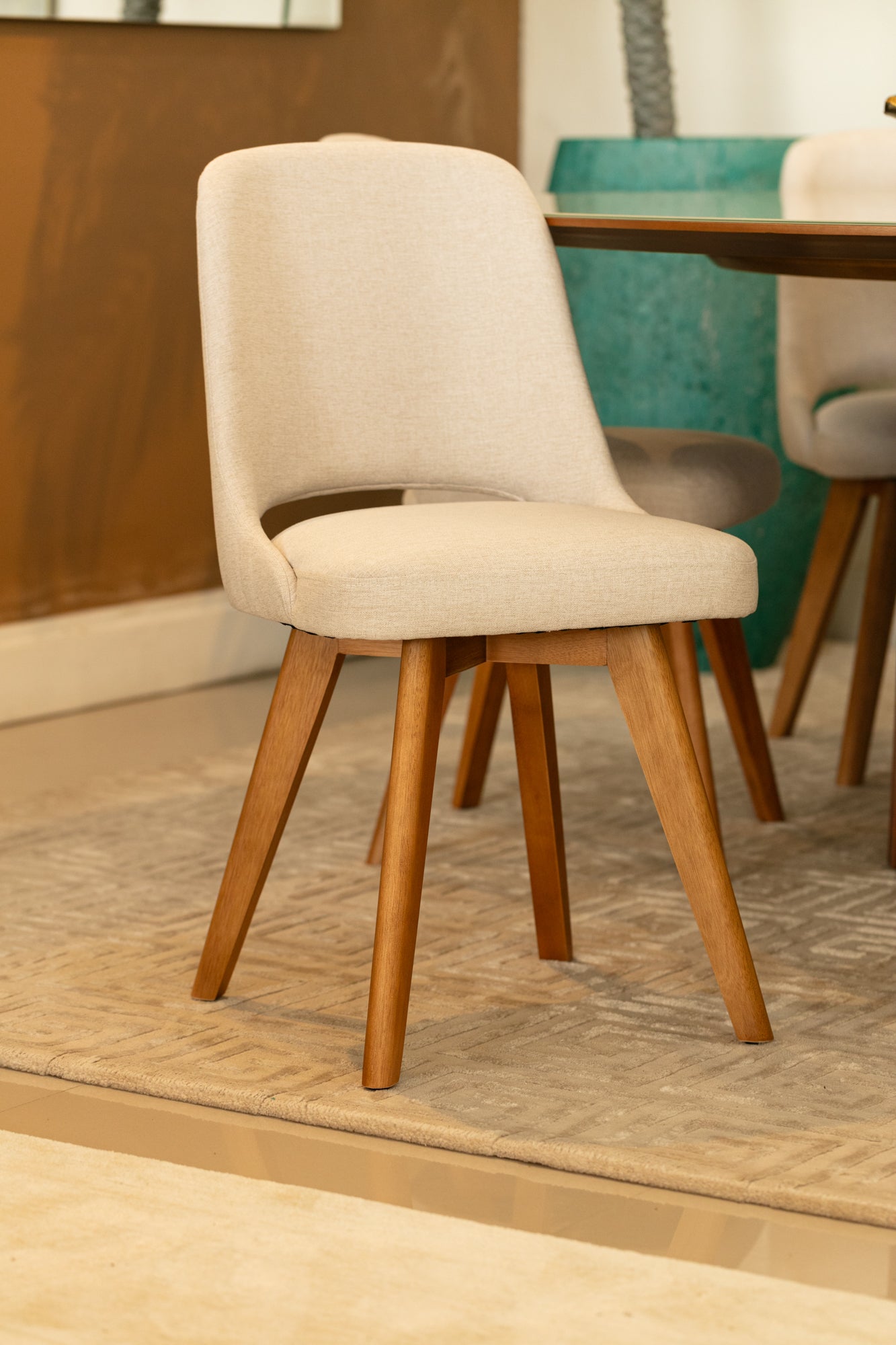 Cadeira Aurora Madeira Maciça Assento Multilaminado Estofado