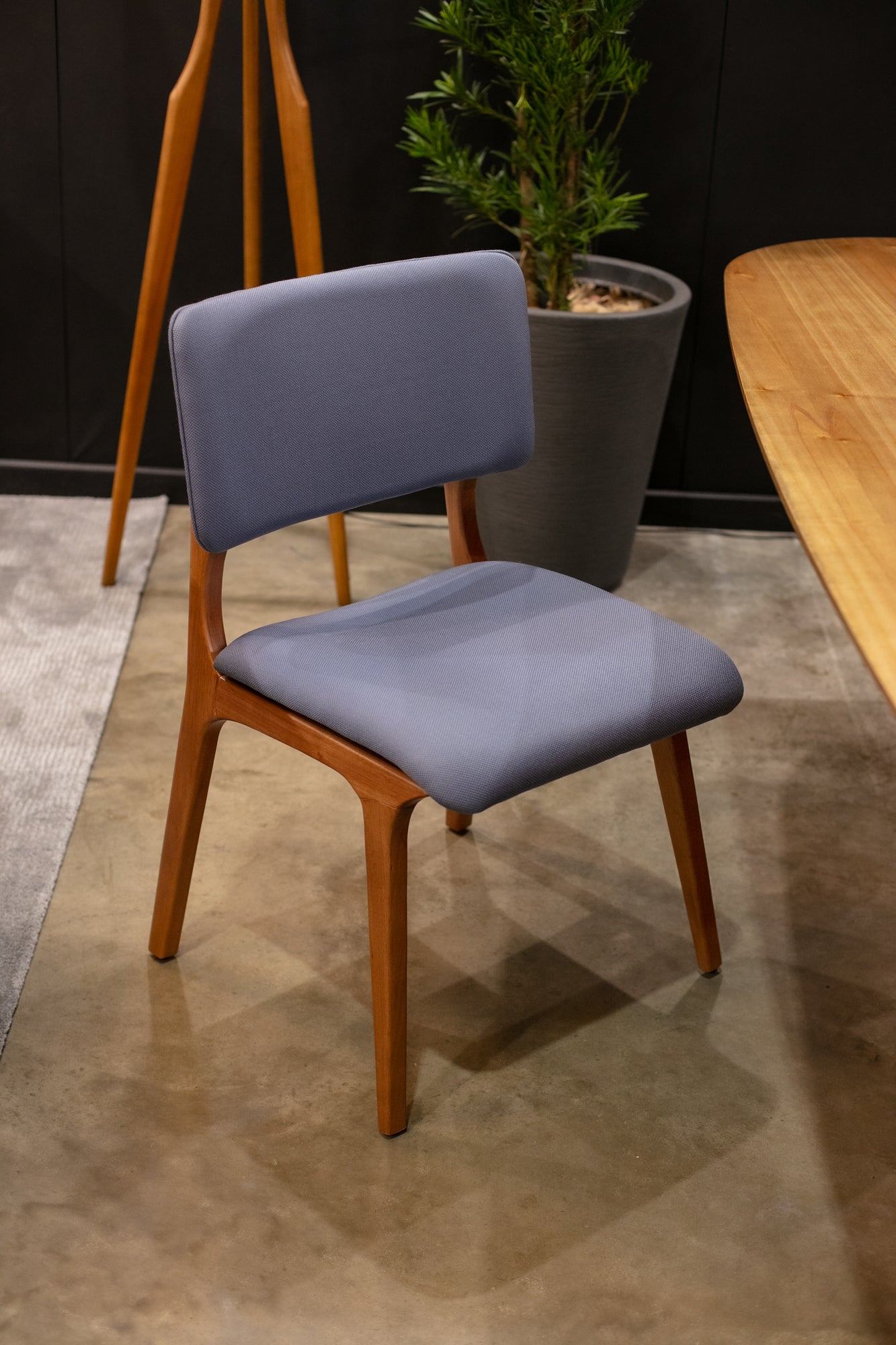 Cadeira Camila Madeira Maciça Assento e Encosto Multilaminado Estofado