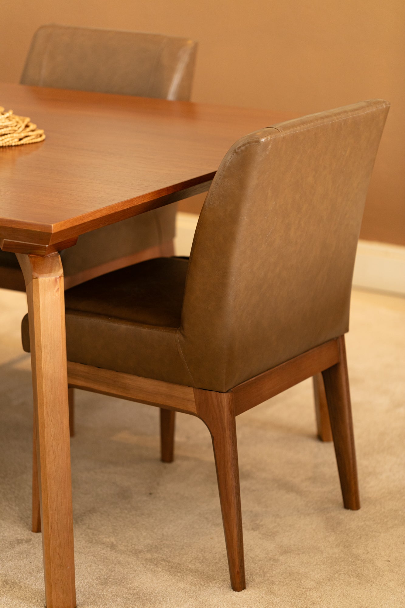 Cadeira Cecilia Madeira Maciça Assento e Encosto Multilaminado Estofado