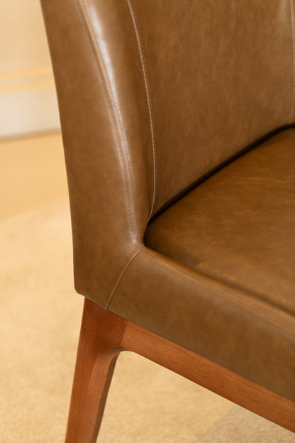 Cadeira Cecilia Madeira Maciça Assento e Encosto Multilaminado Estofado