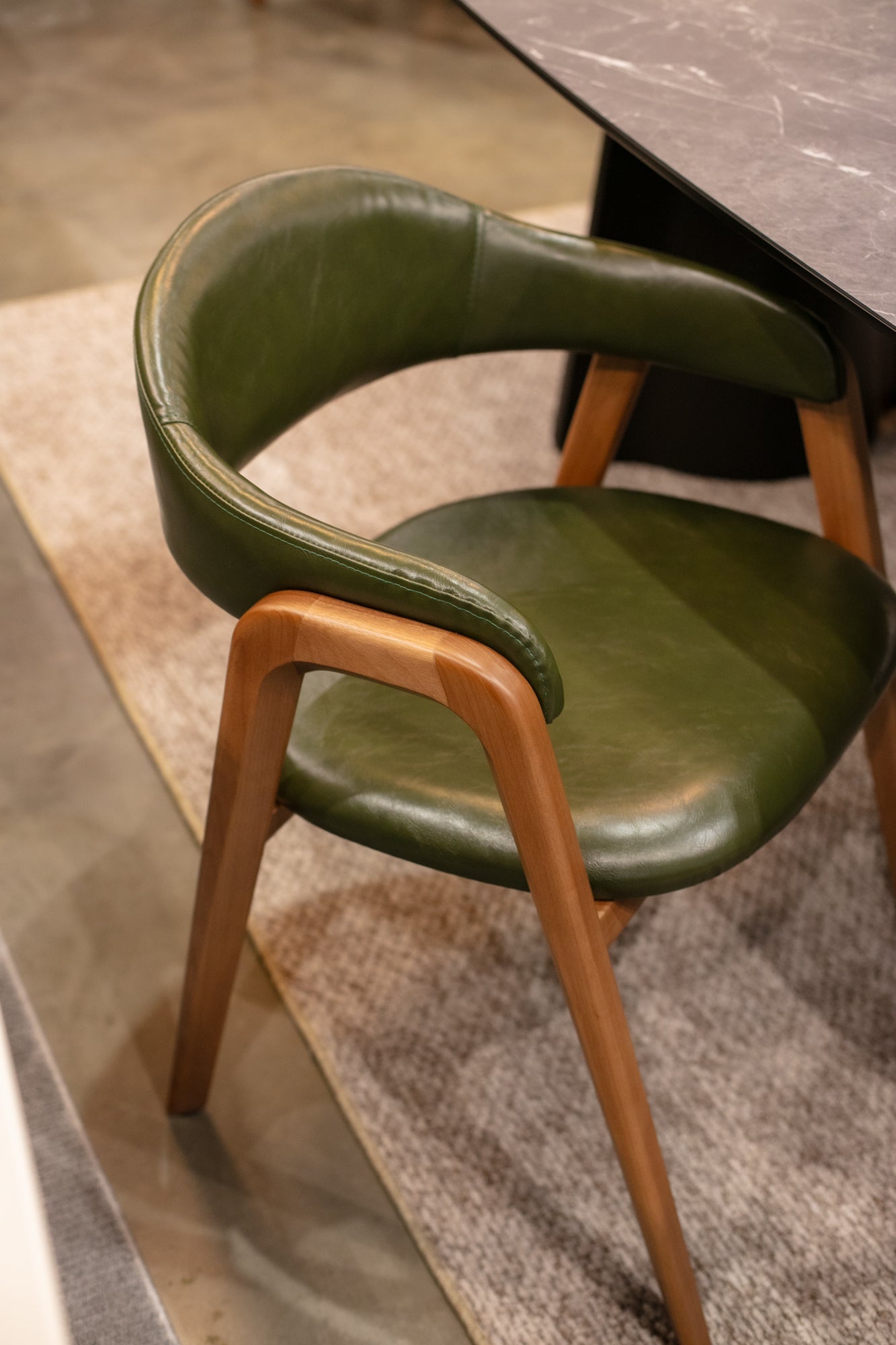 Cadeira Elena Madeira Maciça Assento e Encosto Multilaminado Estofado