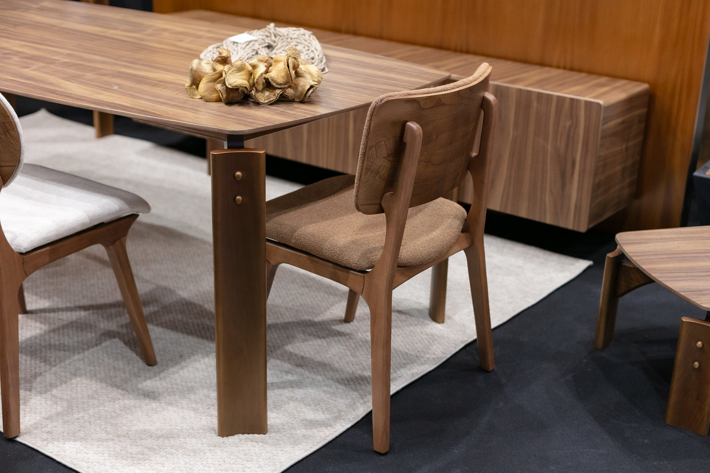 Cadeira Elisa Madeira Maciça e Assento Multilaminado Estofado