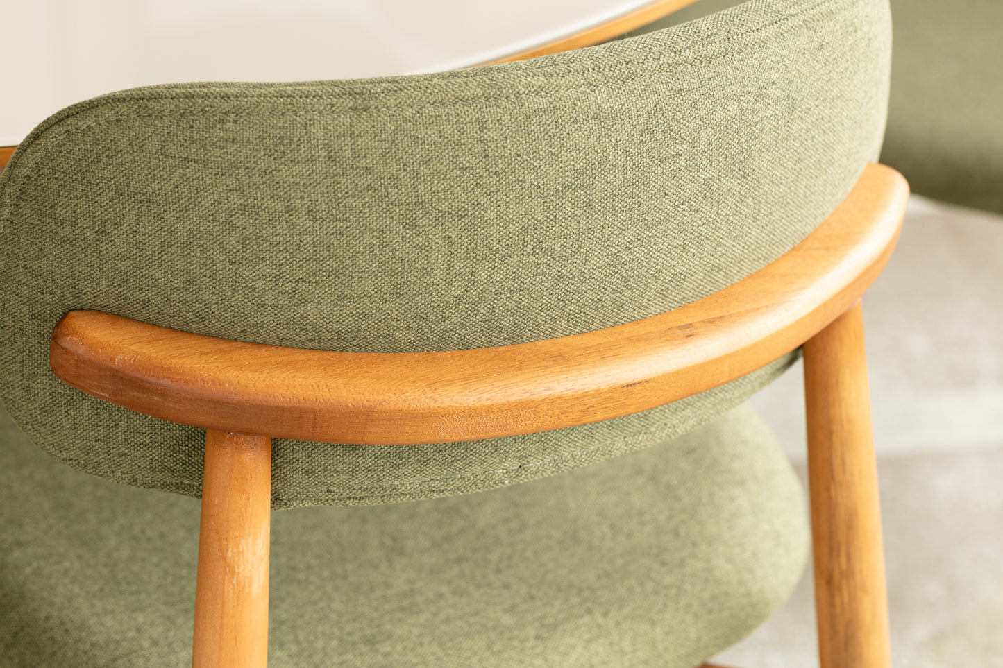 Cadeira Emily Madeira Maciça Assento e Encosto Multilaminado Estofado