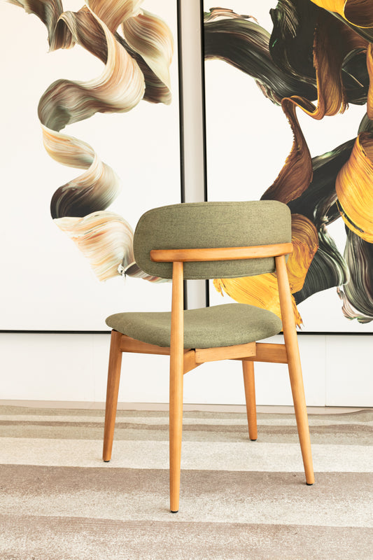 Cadeira Emily Madeira Maciça Assento e Encosto Multilaminado Estofado