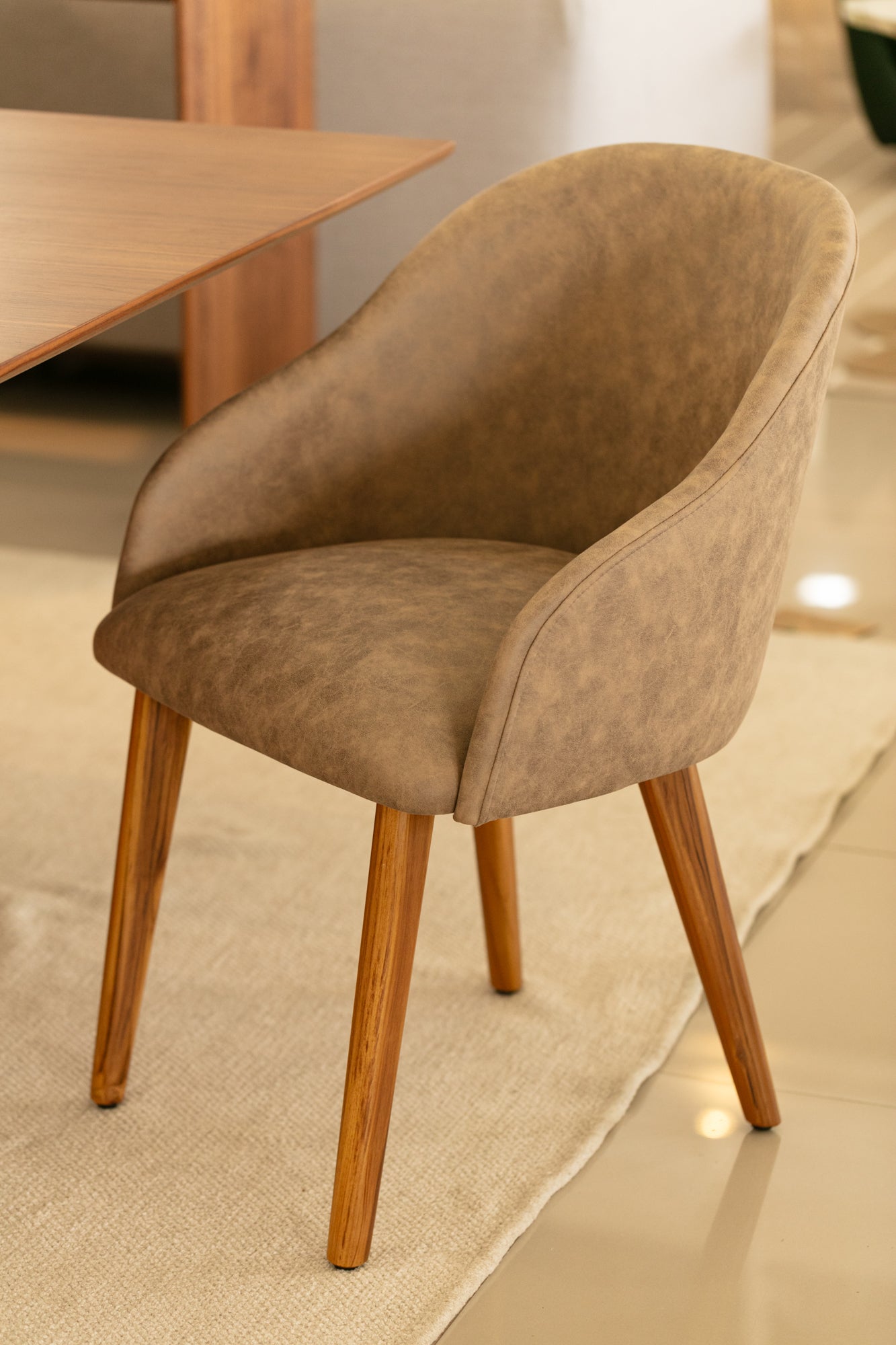 Cadeira Emma Madeira Maciça Assento e Encosto Multilaminado Estofado