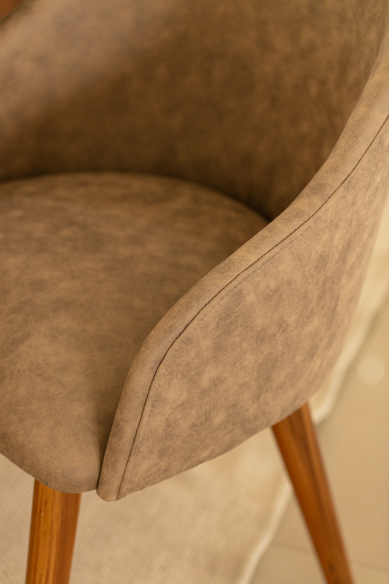 Cadeira Emma Madeira Maciça Assento e Encosto Multilaminado Estofado