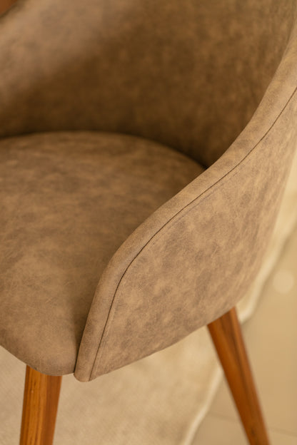 Cadeira Emma Madeira Maciça Assento e Encosto Multilaminado Estofado