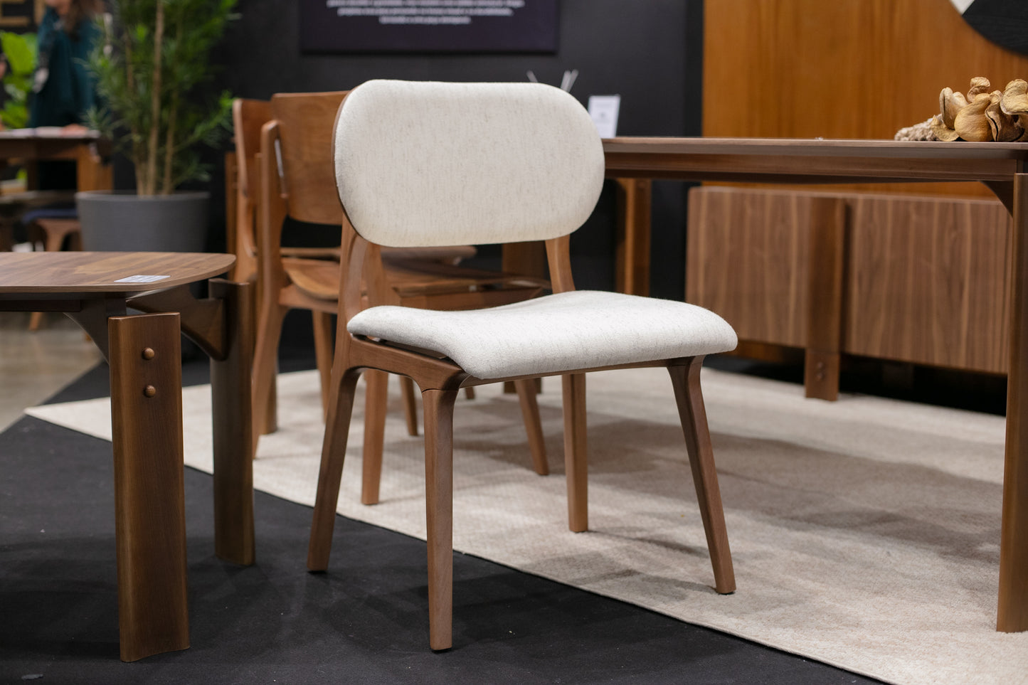 Cadeira Fiorella Madeira Maciça Assento e Encosto Multilaminado Estofado