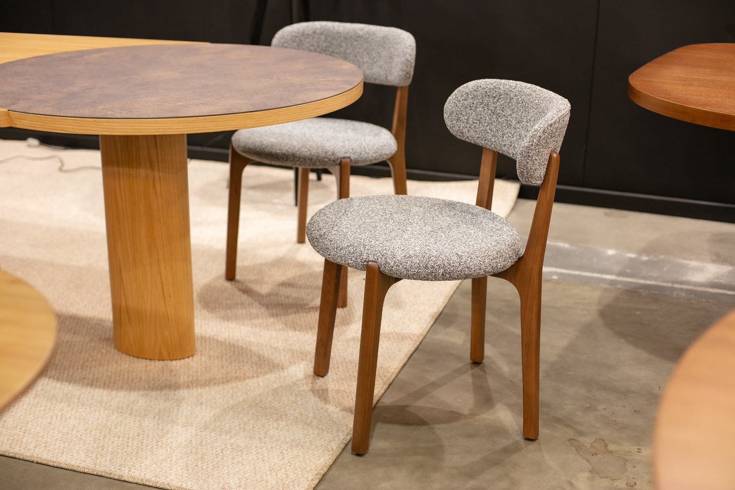 Cadeira Franchesca Madeira Maciça Assento e Encosto Multilaminado Estofado