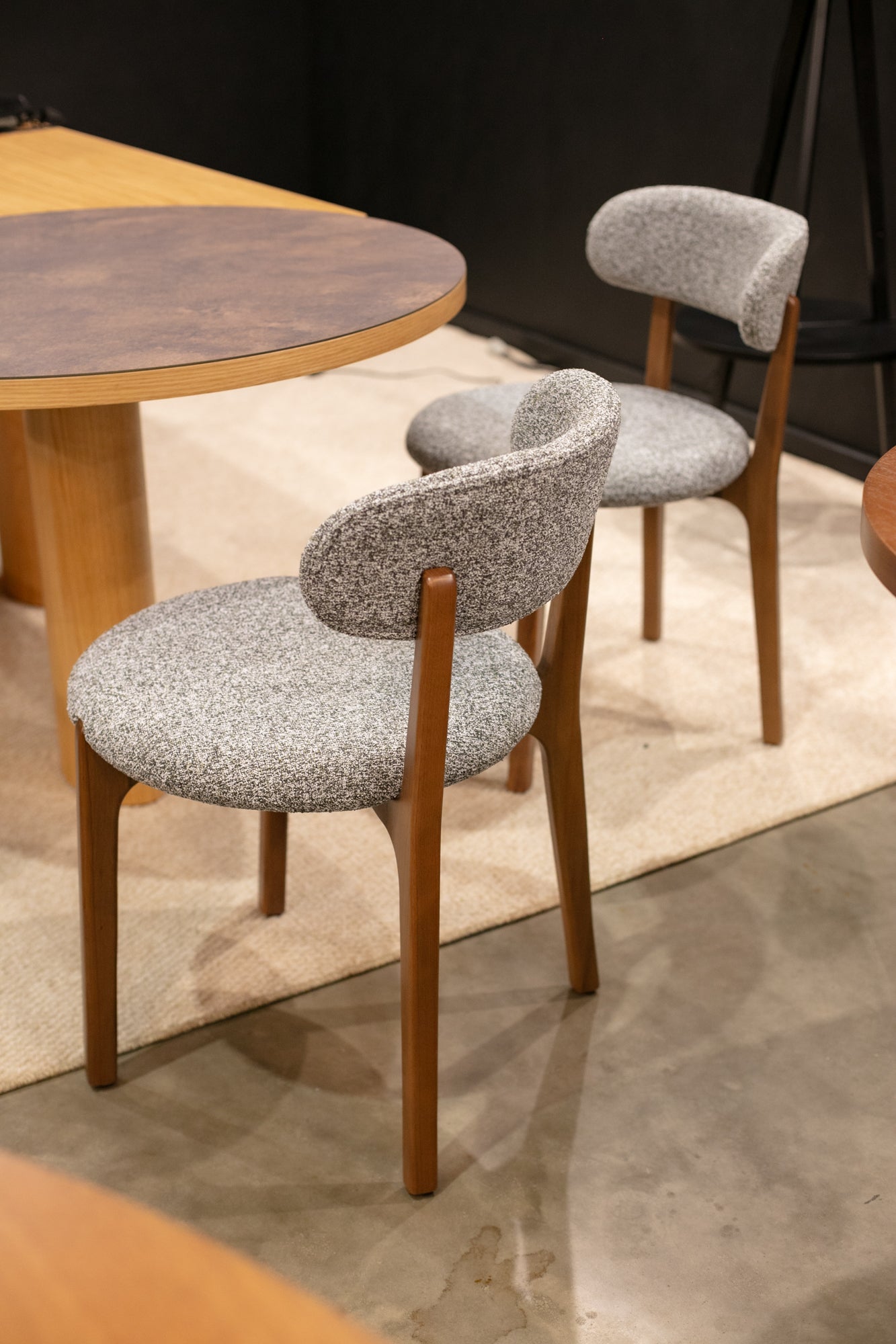 Cadeira Franchesca Madeira Maciça Assento e Encosto Multilaminado Estofado