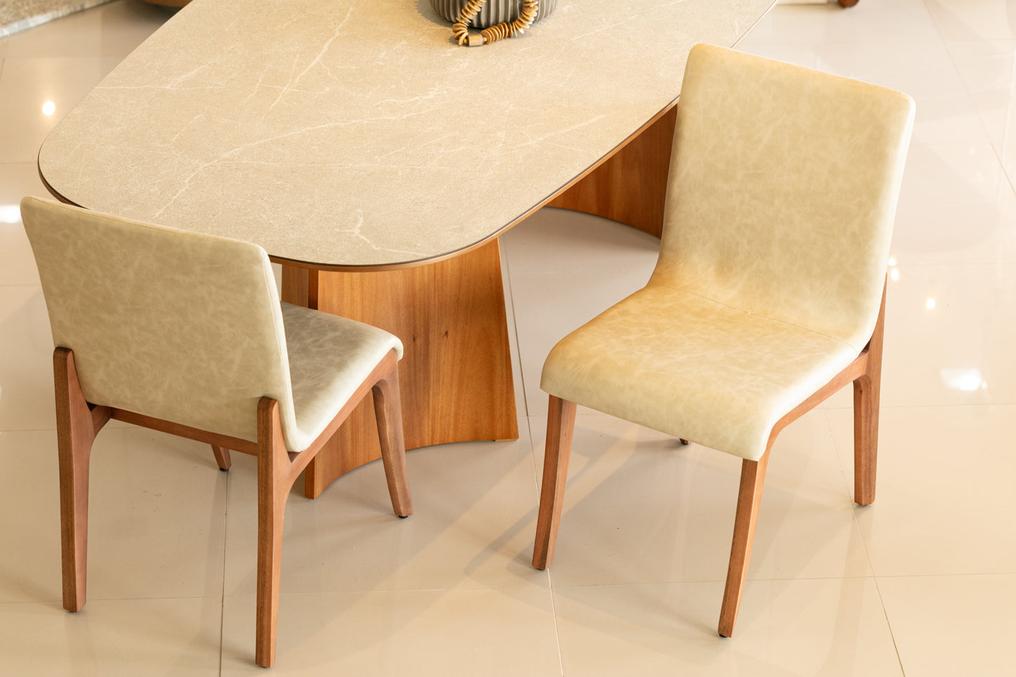 Cadeira Giulia Madeira Maciça Assento e Encosto Multilaminado Estofado