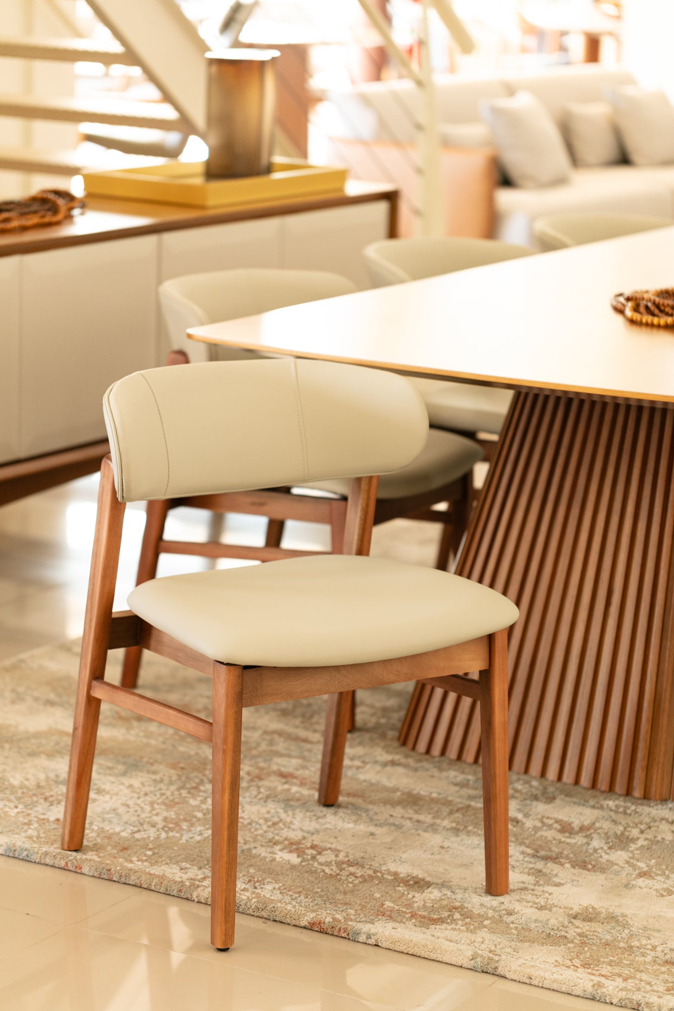 Cadeira Lua Madeira Maciça Assento e Encosto Multilaminado Estofado