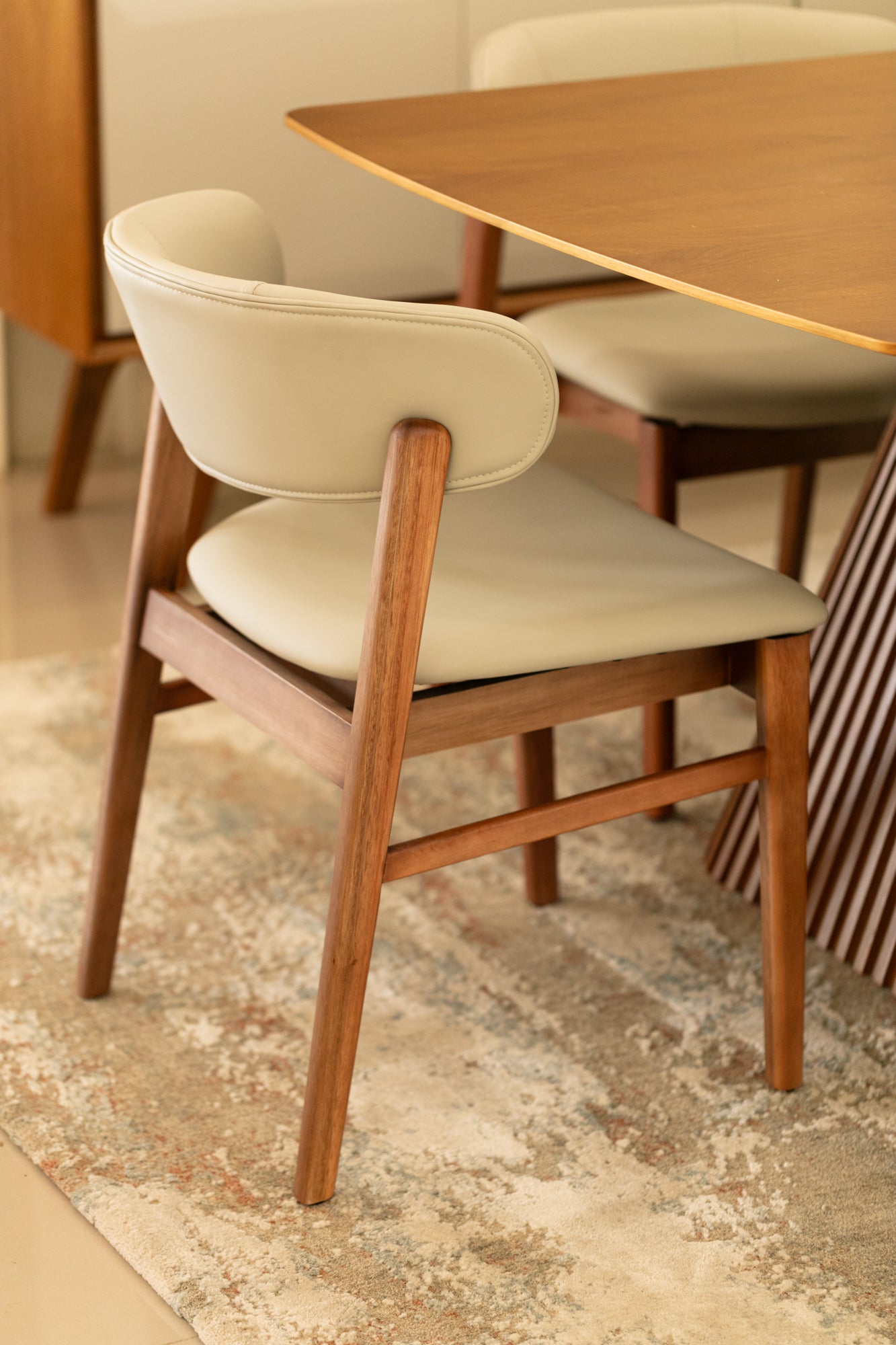 Cadeira Lua Madeira Maciça Assento e Encosto Multilaminado Estofado